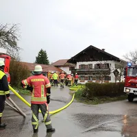 2024-03 wohnhaus-in-endlhausen-gemeinde-egling-ist-am-donnerstag-von-einem-blitz-getroffen-worden-zahlreiche-feuerwehren-waren-kurz-darauf-am-einsatzort-4570.jpg