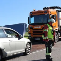 2026-06 Autofahrer kracht frontal in Lkw.jpg